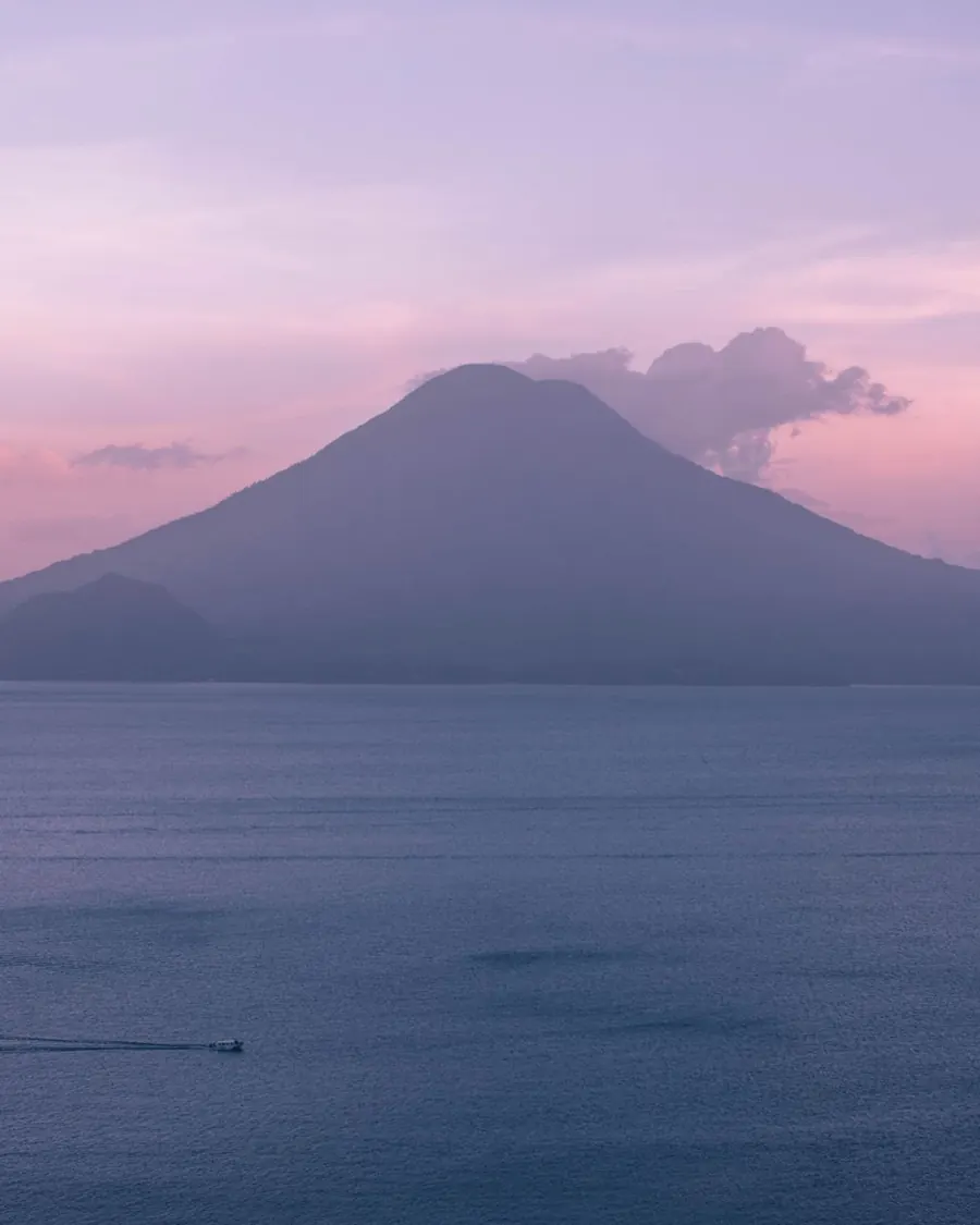 Lac Atitlán au coucher du soleil, entouré de volcans, au Guatemala