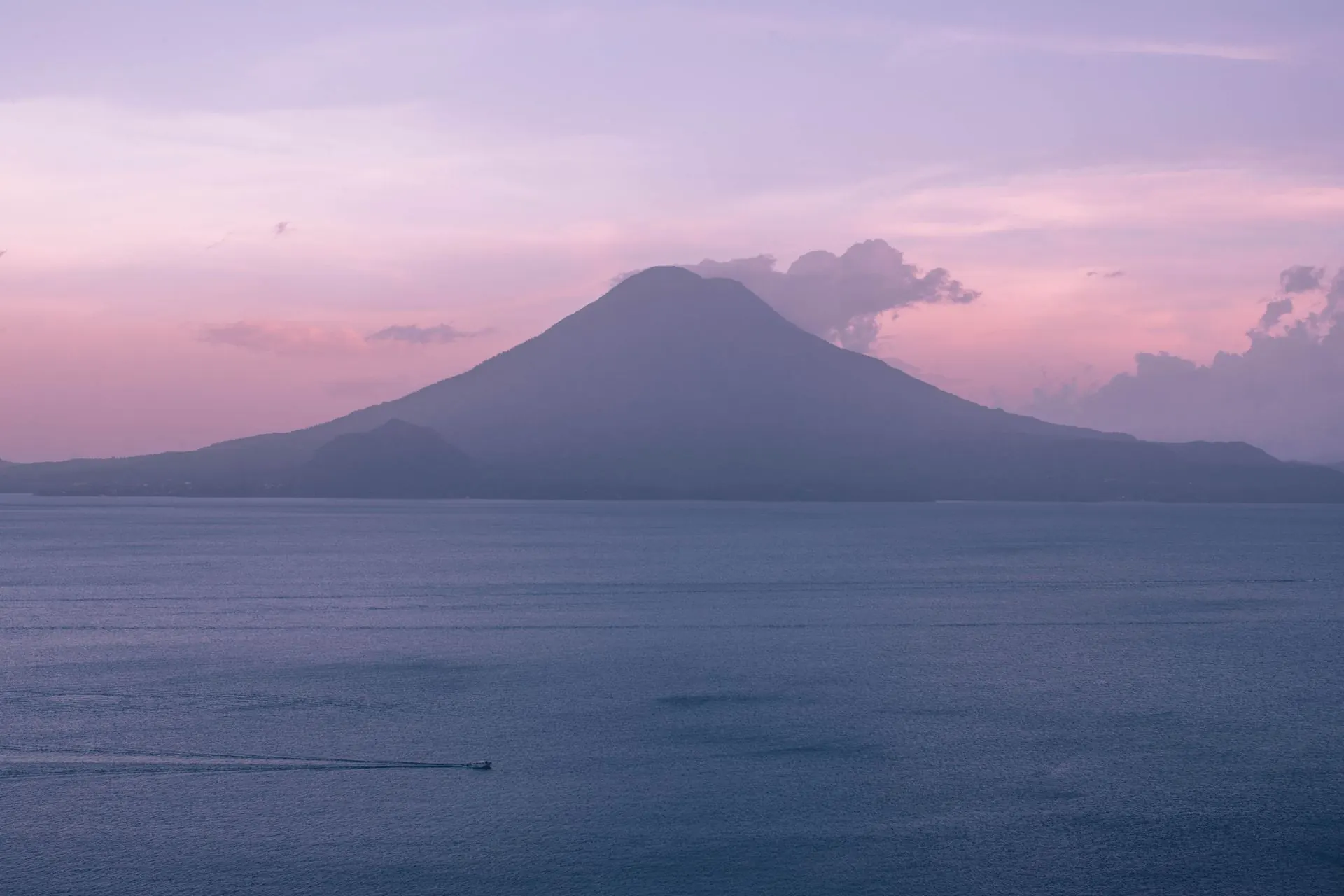 Lac Atitlán au coucher du soleil, entouré de volcans, au Guatemala