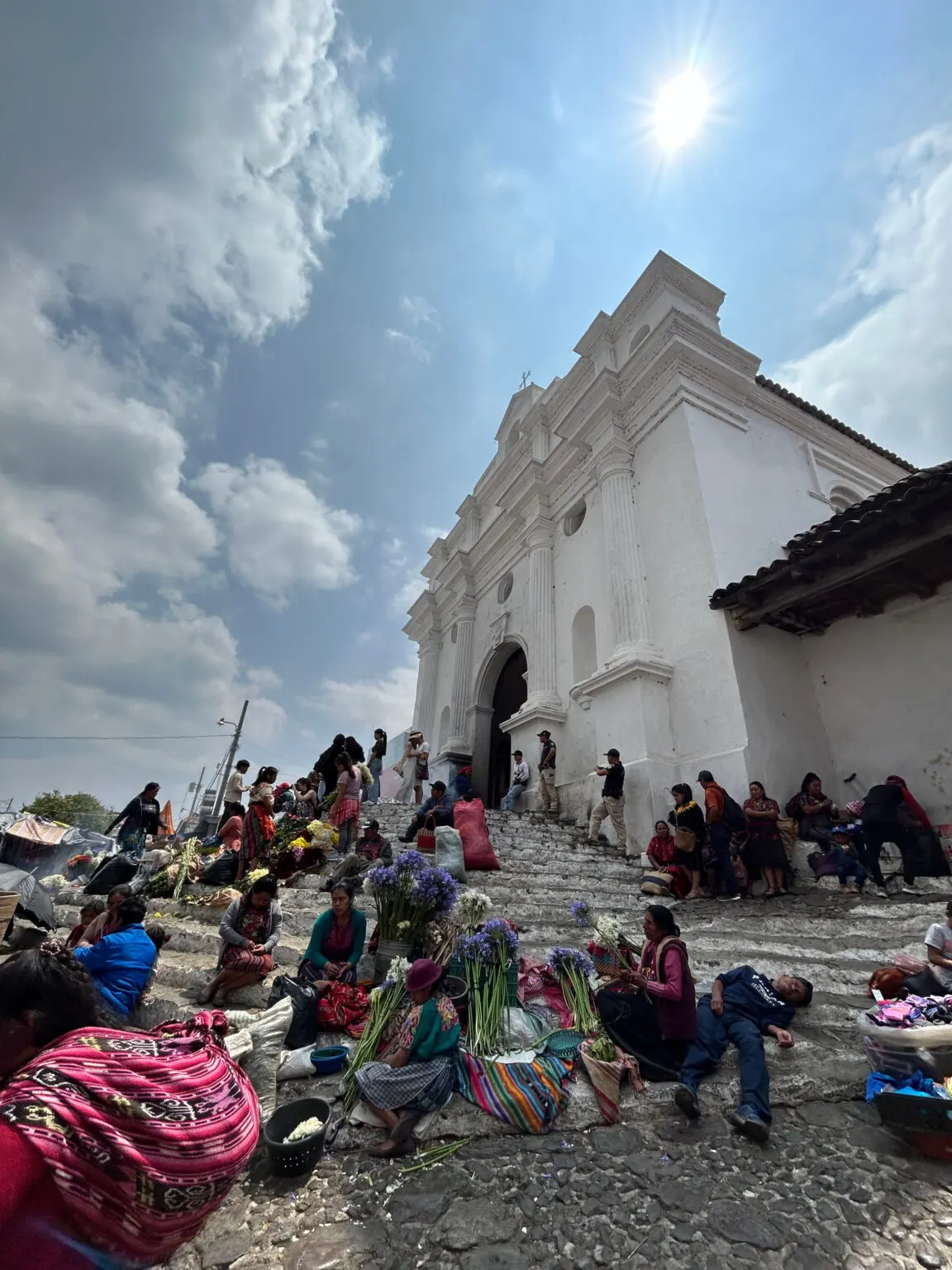 Marché traditionnel coloré de Chichicastenango, haut lieu de l'artisanat maya