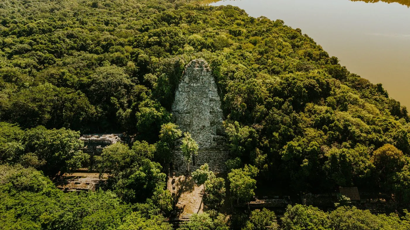 Pyramide maya émergeant de la jungle du Guatemala, vue aérienne